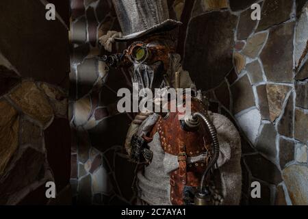 Futuristischer Charakter Cyborg Stalker. Kunstfotografie im Steampunk-Stil. Stockfoto