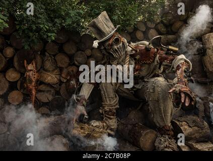 Futuristischer Charakter Cyborg Stalker. Kunstfotografie im Steampunk-Stil. Stockfoto