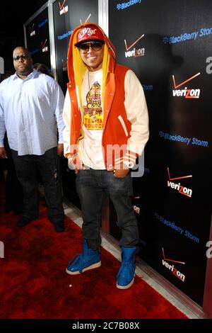 Sänger Chris Brown (c) und seine Sicherheit Patrick 'Big Pat' Strickland kommt auf der Timberland Pre-Grammy Launch Party von Verizon und BlackBerry Storm auf Boulevard 3 am 6. Februar 2009 in Hollywood, Kalifornien gehostet. Kredit: Jared Milgrim/Der Fotoreporter Stockfoto