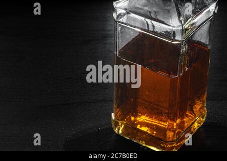 Flasche Whisky auf schwarzem Hintergrund, Kopierfläche Stockfoto