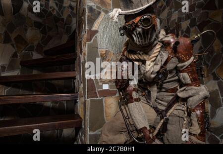 Futuristischer Charakter Cyborg Stalker. Kunstfotografie im Steampunk-Stil. Stockfoto