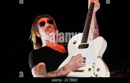 Jesse Hughes of Eagles of Death Metal beim San Diego Street Scene Music Festival 2008 in San Diego. Kredit: Jared Milgrim/Der Fotoreporter Stockfoto