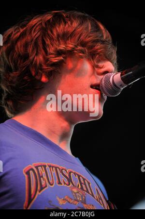 Dave Monks of Tokyo Police Club tritt beim San Diego Street Scene Music Festival 2008 in San Diego auf. Kredit: Jared Milgrim/Der Fotoreporter Stockfoto