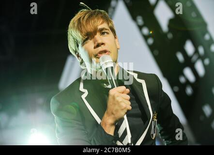 Howlin' Pelle Almqvist of the Hives beim San Diego Street Scene Music Festival 2008 in San Diego. Kredit: Jared Milgrim/Der Fotoreporter Stockfoto