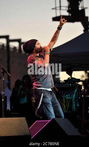 Michael Franti tritt beim San Diego Street Scene Music Festival 2008 in San Diego auf. Kredit: Jared Milgrim/Der Fotoreporter Stockfoto