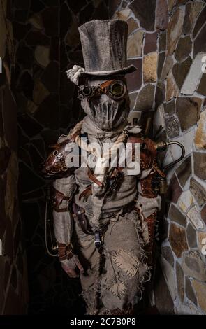 Futuristischer Charakter Cyborg Stalker. Kunstfotografie im Steampunk-Stil. Stockfoto