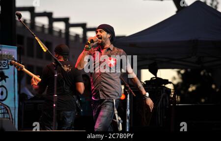 Michael Franti tritt beim San Diego Street Scene Music Festival 2008 in San Diego auf. Kredit: Jared Milgrim/Der Fotoreporter Stockfoto