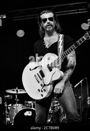 Jesse Hughes of Eagles of Death Metal beim San Diego Street Scene Music Festival 2008 in San Diego. Kredit: Jared Milgrim/Der Fotoreporter Stockfoto