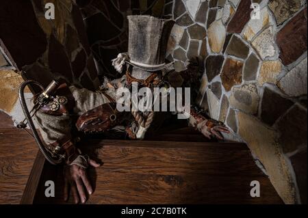 Futuristischer Charakter Cyborg Stalker. Kunstfotografie im Steampunk-Stil. Stockfoto