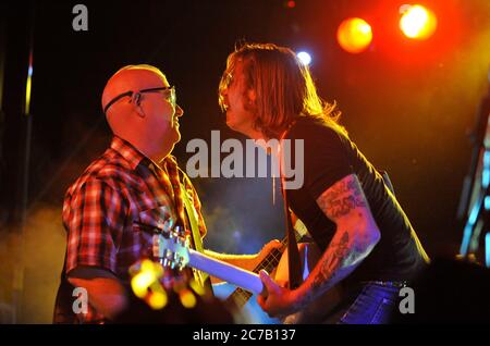 (L-R) Dave Catching und Jesse Hughes von Eagles of Death Metal treten beim San Diego Street Scene Music Festival 2008 in San Diego auf. Kredit: Jared Milgrim/Der Fotoreporter Stockfoto