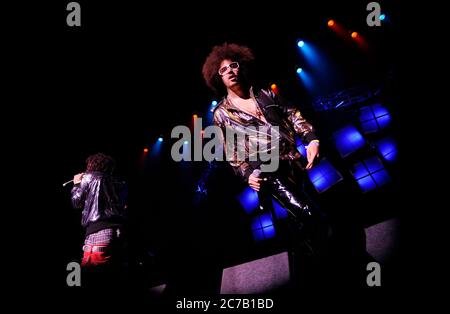 LMFAO treten auf der 2008 Power 106 Cali Christmas im Gibson Amphitheatre in Los Angeles auf. Kredit: Jared Milgrim/Der Fotoreporter Stockfoto