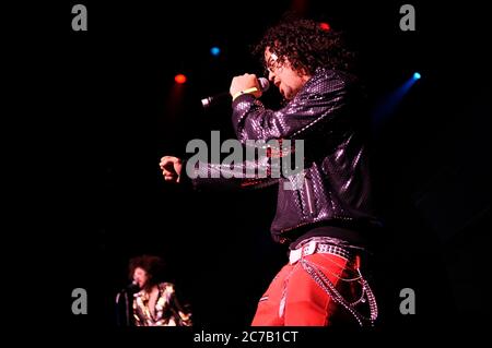 LMFAO treten auf der 2008 Power 106 Cali Christmas im Gibson Amphitheatre in Los Angeles auf. Kredit: Jared Milgrim/Der Fotoreporter Stockfoto