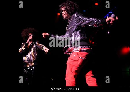 LMFAO treten auf der 2008 Power 106 Cali Christmas im Gibson Amphitheatre in Los Angeles auf. Kredit: Jared Milgrim/Der Fotoreporter Stockfoto