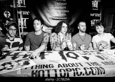 Hayley Williams (R) und Paramore treten bei der Q & A-Darbietung der 'Twilight'-Besetzung auf und Paramores Live-Performance und Autogrammunterzeichnung beim Hollywood and Highland Hot Topic. (Digital Altered B&W) Kredit: Jared Milgrim/der Fotoreportach Stockfoto