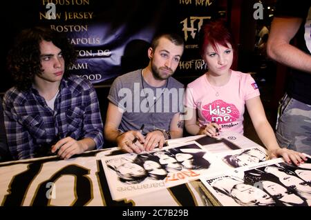 Hayley Williams (R) und Paramore treten bei der 'Twilight'-Besetzung Q & A auf und Paramores Live-Performance und Autogrammunterzeichnung bei The Hollywood and Highland Hot Topic Credit: Jared Milgrim/The Photo Access Stockfoto