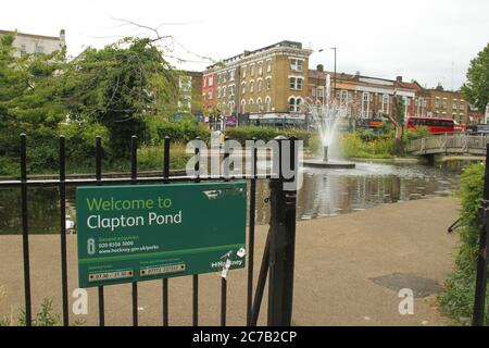 London, Großbritannien. Juli 2020. Ein Schild mit der Aufschrift "Welcome to Clapton pond" in London Borough of HackneyTrotz der Wiedereröffnung von "nicht-wesentlichen" Geschäften, Parks und einigen Freizeiteinrichtungen, waren die Einkaufszahlen immer noch niedriger als üblich, da die Öffentlichkeit sich für Online-Einkäufe und die Arbeit von zu Hause aus entscheidet. Kredit: SOPA Images Limited/Alamy Live Nachrichten Stockfoto