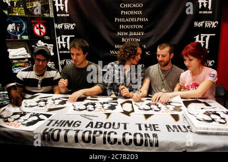 Hayley Williams (R) und Paramore treten bei der 'Twilight'-Besetzung Q & A auf und Paramores Live-Performance und Autogrammunterzeichnung bei The Hollywood and Highland Hot Topic Credit: Jared Milgrim/The Photo Access Stockfoto