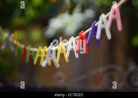 Englisches Alphabet A, hängende Clips, Fokus Stockfoto