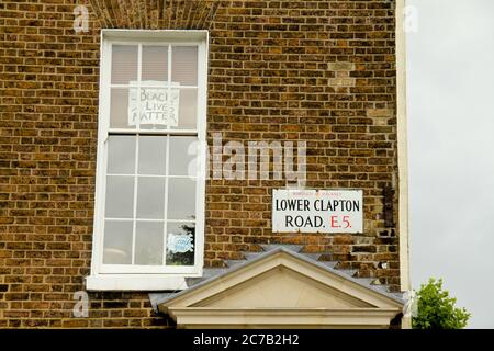 London, Großbritannien. Juli 2020. Ein Poster von Black Lives Matter, das an einem Fenster in der Lower Clapton Road angebracht wurde.Trotz der Wiedereröffnung von "nicht-essentiellen" Geschäften, Parks und einigen Freizeiteinrichtungen war die Zahl der Käufer immer noch niedriger als üblich, da die Öffentlichkeit sich für Online-Einkäufe entscheidet und von zu Hause aus arbeitet. Kredit: SOPA Images Limited/Alamy Live Nachrichten Stockfoto