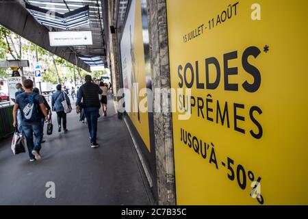 Paris, Frankreich. Juli 2020. Am ersten Tag des Sommerverkaufs in Paris, Frankreich, am 15. Juli 2020, passieren die Leute ein Rabattschild. Die Sommerverkäufe 2020 in Frankreich wurden am Mittwoch gestartet und würden am 11. August enden. Ursprünglich war der Beginn für den 24. Juni geplant, wurde aber aufgrund des COVID-19-Ausbruchs verschoben. Quelle: Aurelien Morissard/Xinhua/Alamy Live News Stockfoto