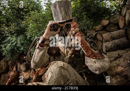 Futuristischer Charakter Cyborg Stalker. Kunstfotografie im Steampunk-Stil. Stockfoto