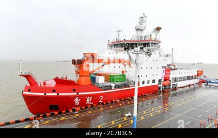 (200716) -- PEKING, 16. Juli 2020 (Xinhua) -- Xuelong 2 oder Schneedrache 2, Chinas erster polarer Eisbrecher, wird an einem Hafen in Shanghai, Ostchina, am 15. Juli 2020 festgemacht. Chinesische Wissenschaftler starten am Mittwoch zur 11. Arktisexpedition an Bord von Xuelong 2, dem ersten im Land gebauten Polareisbrecher, von Shanghai aus. Es ist die erste wissenschaftliche Expedition in die Arktis für Xuelong 2, oder Snow Dragon 2, nachdem es seine erste Antarktis-Expedition im April abgeschlossen. Es wird erwartet, dass sie nach einer Reise von 12,000 Seemeilen Ende September nach Shanghai zurückkehren wird. Stockfoto