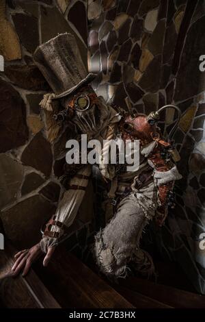 Futuristischer Charakter Cyborg Stalker. Kunstfotografie im Steampunk-Stil. Stockfoto