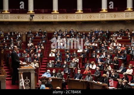 (200716) -- PARIS, 16. Juli 2020 (Xinhua) -- der französische Premierminister Jean Castex stellt der Nationalversammlung am 15. Juli 2020 in Paris, Frankreich, die allgemeine Politik des neuen Kabinetts in den kommenden zwei Jahren vor. Das neue Kabinett des französischen Präsidenten Emmanuel Macron, angeführt von Premierminister Jean Castex, hat mit großer Mehrheit das Vertrauensvotum des Unterhauses des parlaments gewonnen. Der Premierminister kündigte eine finanzielle Hilfe im Wert von 100 Milliarden Euro (114 Milliarden US-Dollar) an, um die Wirtschaft zu erholen. (Foto von Jack Chan/Xin Stockfoto