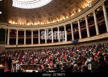 (200716) -- PARIS, 16. Juli 2020 (Xinhua) -- der französische Premierminister Jean Castex stellt der Nationalversammlung am 15. Juli 2020 in Paris, Frankreich, die allgemeine Politik des neuen Kabinetts in den kommenden zwei Jahren vor. Das neue Kabinett des französischen Präsidenten Emmanuel Macron, angeführt von Premierminister Jean Castex, hat mit großer Mehrheit das Vertrauensvotum des Unterhauses des parlaments gewonnen. Der Premierminister kündigte eine finanzielle Hilfe im Wert von 100 Milliarden Euro (114 Milliarden US-Dollar) an, um die Wirtschaft zu erholen. (Foto von Jack Chan/Xin Stockfoto