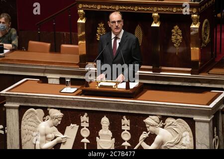 (200716) -- PARIS, 16. Juli 2020 (Xinhua) -- der französische Premierminister Jean Castex stellt der Nationalversammlung am 15. Juli 2020 in Paris, Frankreich, die allgemeine Politik des neuen Kabinetts in den kommenden zwei Jahren vor. Das neue Kabinett des französischen Präsidenten Emmanuel Macron, angeführt von Premierminister Jean Castex, hat mit großer Mehrheit das Vertrauensvotum des Unterhauses des parlaments gewonnen. Der Premierminister kündigte eine finanzielle Hilfe im Wert von 100 Milliarden Euro (114 Milliarden US-Dollar) an, um die Wirtschaft zu erholen. (Foto von Jack Chan/Xin Stockfoto