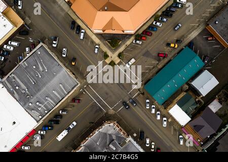 Top Down Luftaufnahme der Dächer und Autos auf Parkplätzen, Industriegebiet Stockfoto