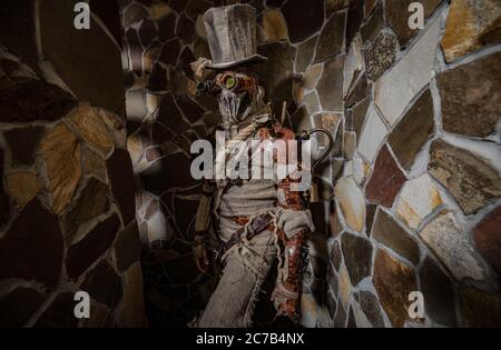 Futuristischer Charakter Cyborg Stalker. Kunstfotografie im Steampunk-Stil. Stockfoto