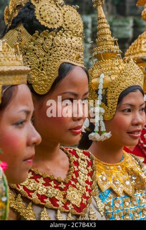 Einheimische Teenager-Mädchen in Khmer-klassischen Kostümen im Bayon-Tempel im Angkor Wat Archeological Park in der Nähe von Siem Reap in Kambodscha. Stockfoto