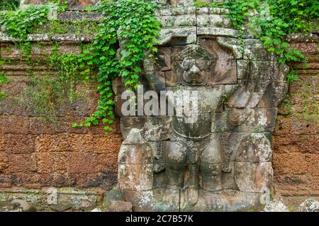 Eine Steinschnitzerei von Garuda, einem großen Fabelvogel, einer vogelähnlichen Kreatur oder einem humanoiden Vogel, der sowohl in der hinduistischen als auch in der buddhistischen Mythologie bei Preah Khan vorkommt Stockfoto
