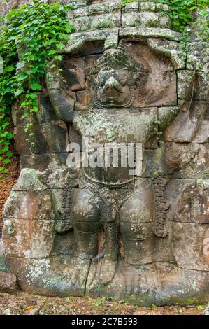 Eine Steinschnitzerei von Garuda, einem großen Fabelvogel, einer vogelähnlichen Kreatur oder einem humanoiden Vogel, der sowohl in der hinduistischen als auch in der buddhistischen Mythologie bei Preah Khan vorkommt Stockfoto