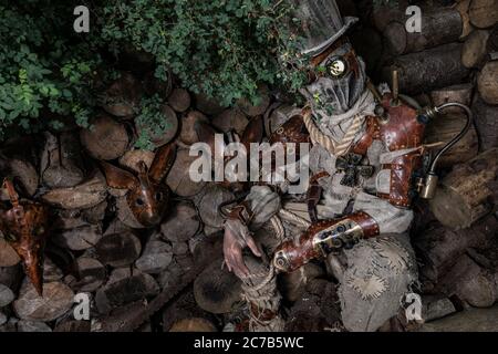 Futuristischer Charakter Cyborg Stalker. Kunstfotografie im Steampunk-Stil. Stockfoto