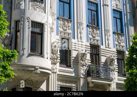 Das klassische blaue Backsteingebäude im Jugendstil in der Elizabeth Street 10b, entworfen von Michail Eisenstein. In Riga, Lettland. Stockfoto