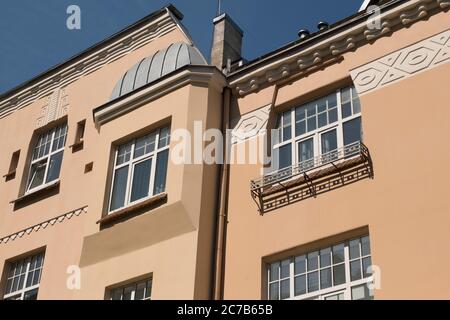 Eine Nahaufnahme der Secession-Stil modernen Fensterrahmen eines Mehrfamilienhauses im Jugendstil-Viertel. In Riga, Lettland. Stockfoto