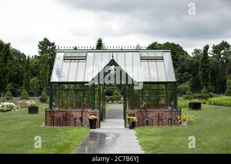 The Hartley Botanic Victorian Lodge Greenhouse at the Gardens at Elm Bank, betrieben von der Massachusetts Horticultural Society, in Wellesley, Massachusetts. Stockfoto