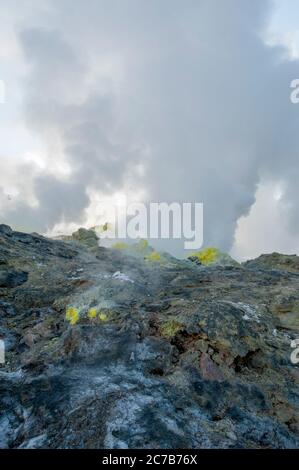 Schwefelvorkommen bei den Fumarolen am Mount Iwo in der Nähe des Lake Kussaro, östlich von Hokkaido, Japan. Stockfoto