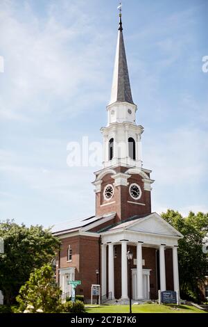 Wellesley Congregational Church (UCC) auf der Central Street und Church Street im Zentrum von Wellesley, Massachusetts, USA. Stockfoto