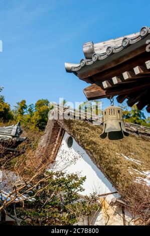 Detail der Dacharchitektur des Adashino Nenbutsu-ji Tempels, einem buddhistischen Tempel in Ukyo-ku, Kyoto, Japan. Stockfoto