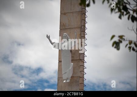 Kirchen und Oratorien öffnen ihre Türen, nachdem der ehemalige Präsident Kolumbiens, Ivan Duque, die Beschränkungen der neuartigen Coronavirus-Pandemie auf Ju gelockert hat Stockfoto