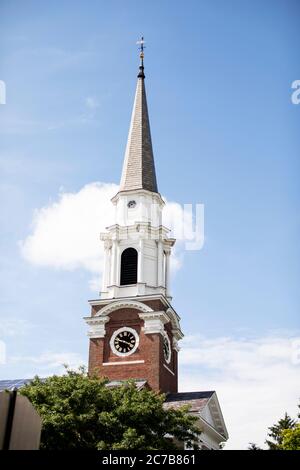 Der Kirchturm der Wellesley Congregational Church (UCC) an der Central Street und Church Street im Zentrum von Wellesley, Massachusetts, USA. Stockfoto