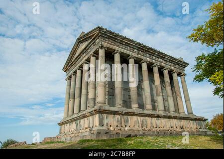 Der Garni-Tempel, der das einzige noch stehende griechisch-römische Kolonnadengebäude in der Nähe von Jerewan, Armenien, ist, wurde vermutlich von König Tiridates I im f Stockfoto
