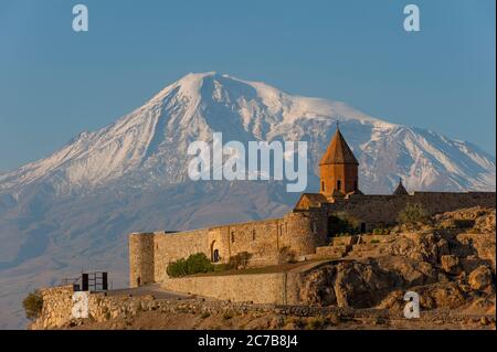 Blick auf den Berg Ararat und Khor Virap, ein armenisches Kloster in der armenischen Ebene in Ararat, nahe der geschlossenen Grenze zur Türkei. Stockfoto