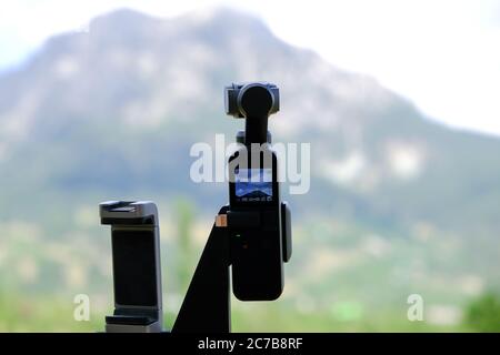 Chiang Mai, Thailand - Juni, 2020: DJI Osmo Pocket Camera close up. Osmo Pocket ist die kleinste 3-Achsen-stabilisierte Handkamera. Zeitrafferaufnahme Stockfoto