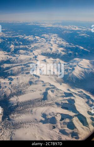 Blick auf das schneebedeckte Altai-Gebirge (Altay-Gebirge) in der Nähe von Ulgii im Westen der Mongolei. Stockfoto