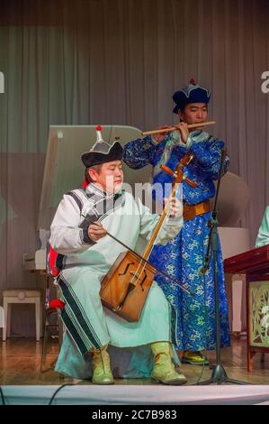 Ein mongolischer Musiker spielt während einer Kulturzeit die Morin-Khuur, auch bekannt als Pferdekopfgeige, ein traditionelles mongolisches Streichinstrument Stockfoto