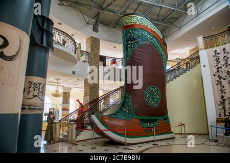 Ein riesiger mongolischer Stiefel in der Informationszentrale der Reiterstatue Dschingis Khan (130 Fuß groß), die Teil des Dschingis Khan Statue Compl ist Stockfoto